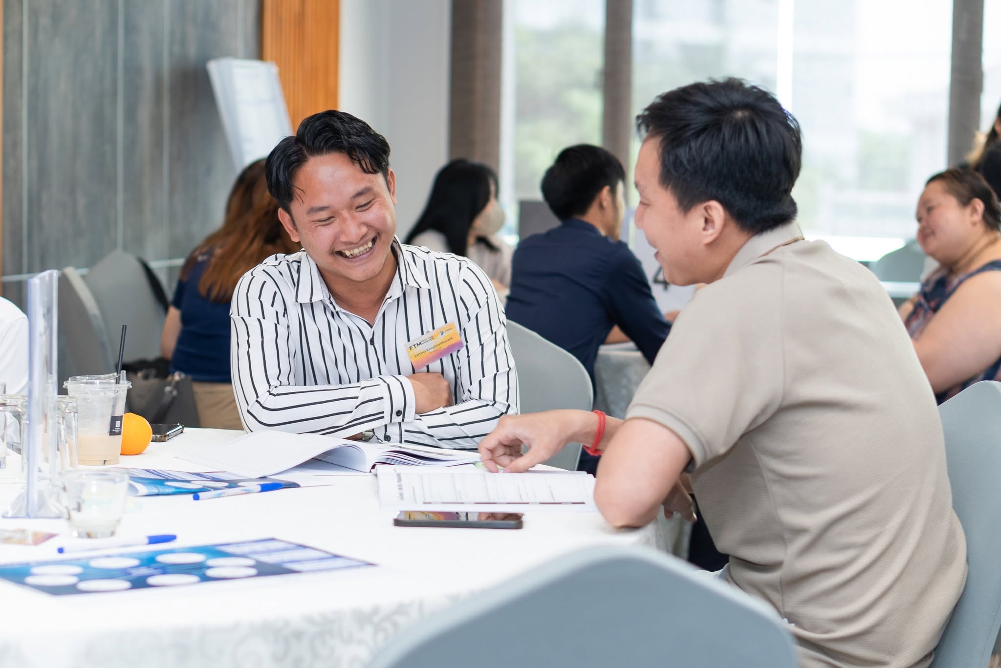 Two participants discussing a management challenge during Katalyst FTM
