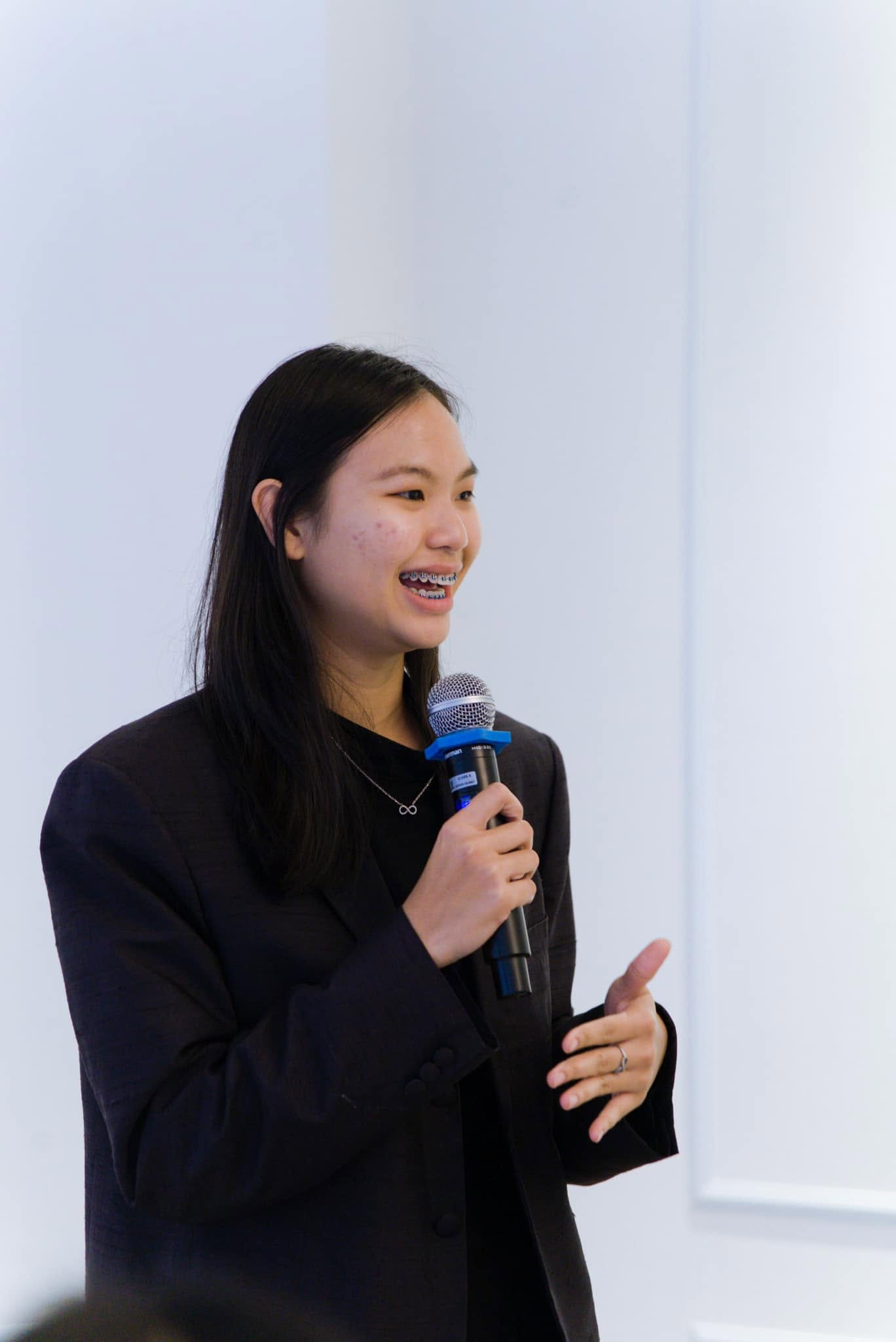 A Lao handicraft entrepreneur presenting her work