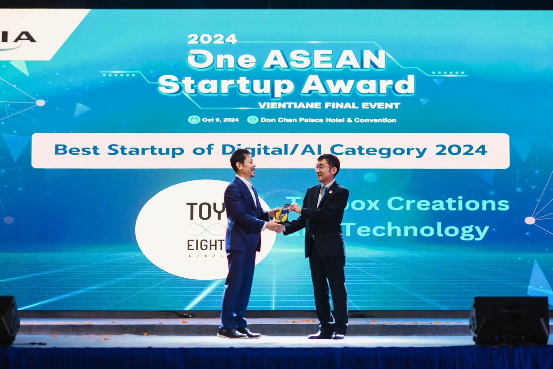 Presentation of the Digital and AI category award on the One ASEAN Start-Up Award stage