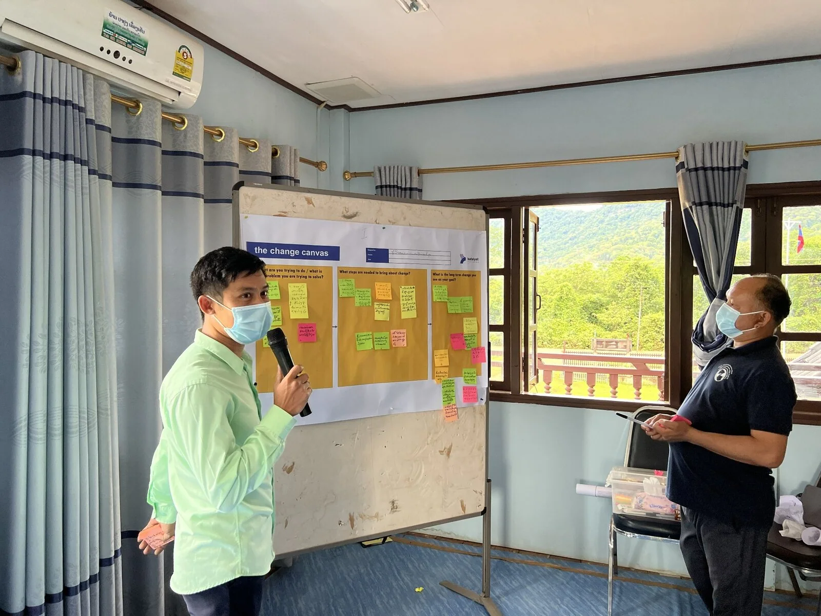 Two workshop participants presenting a set of organizational findings