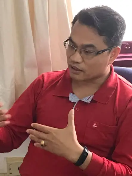A participant discussing feedback during the Swiss Red Cross program