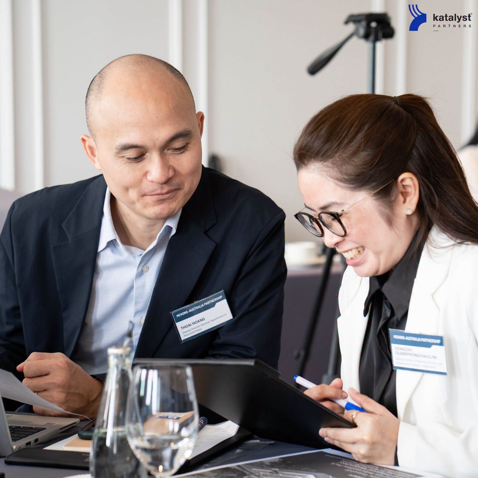 Two leaders working together during a Katalyst program