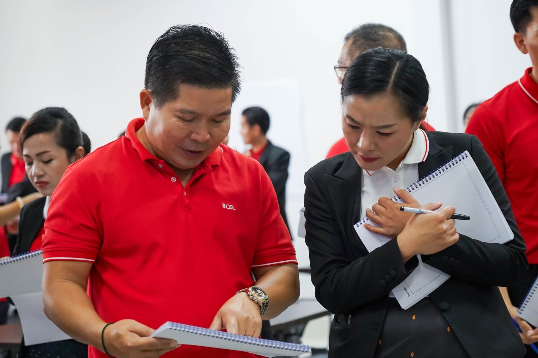 A Katalyst facilitator working directly with a participant