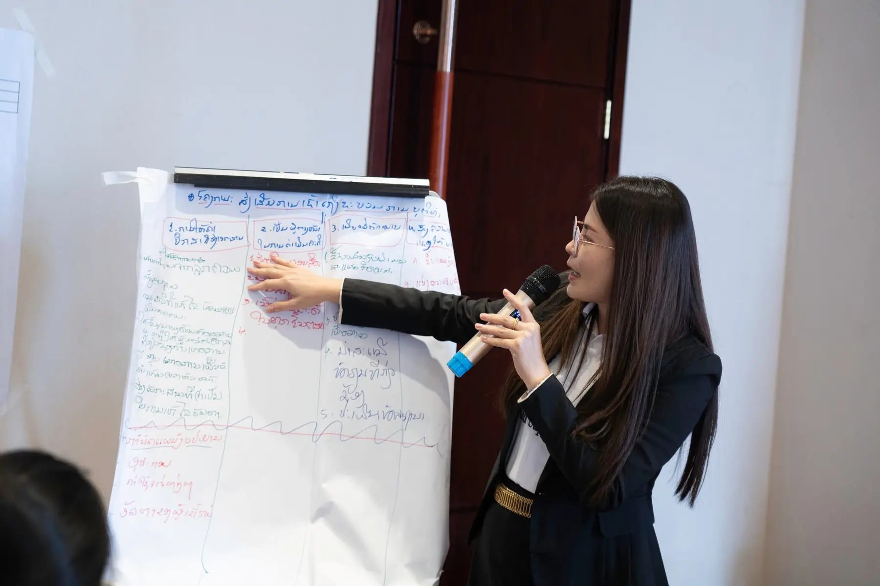 A participant presenting project work developed during a Katalyst program