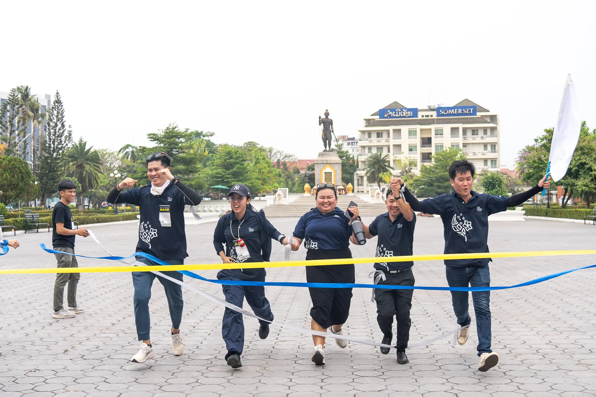 A team racing together through a Vientiane challenge